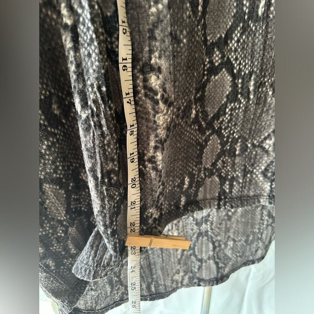 Express Oversized Python Print Blouse - Picture 3 of 4